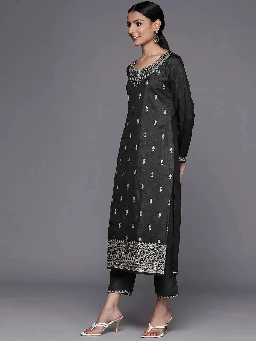 Grey Embroidered Silk Blend Straight Kurta With Dupatta